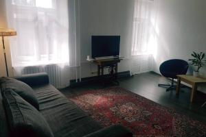 - un salon avec un canapé et un bureau avec une télévision dans l'établissement 2 room apartment in the Heart of Old Riga, à Riga