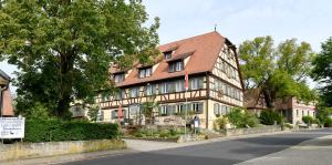 ein großes Gebäude an der Straßenseite in der Unterkunft Landhotel Schwarzes Ross in Rothenburg ob der Tauber