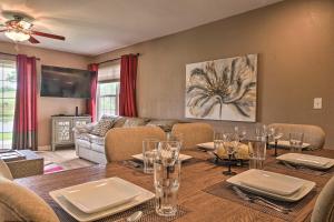 - une salle à manger avec une table et un canapé dans l'établissement Resort Condo in Branson 4 Mi to the 76 Strip!, à Branson