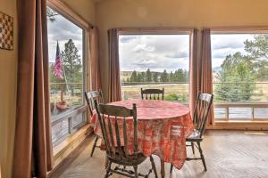una sala da pranzo con tavolo e una grande finestra di Spacious Mountain Home, 10 Mi to Angel Fire Resort ad Angel Fire