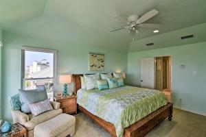 Una cama o camas en una habitación de Galveston Family Getaway, 1 Block to Beach!