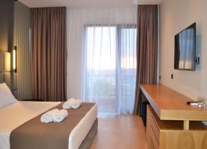 Rúm í herbergi á ArtNest Luxury Hotel & Suites