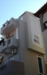 een gebouw met balkons aan de zijkant bij Home 4you in Karlovasi