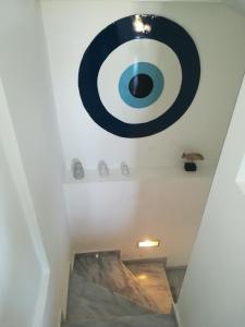 um quarto com uma placa no tecto de uma escada em Home 4you em Karlovasi