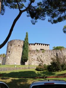 een kasteel met een boom ervoor bij Casa di Alice in Gorizia