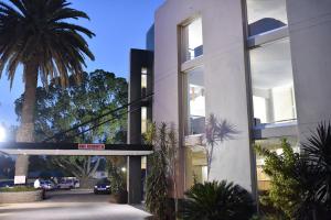 een gebouw met een palmboom ervoor bij Regal Inn PMBurg in Pietermaritzburg