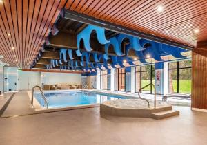 a large swimming pool in a building at Coppid Beech in Bracknell
