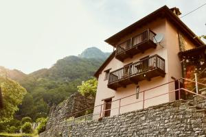 een gebouw bovenop een stenen muur bij Wild Valley Romantic Escape in Crana