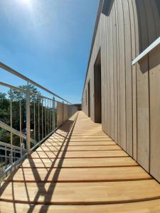 une passerelle en bois menant à un bâtiment dans l'établissement Boardinghouse Donau Lodge, à Donaueschingen