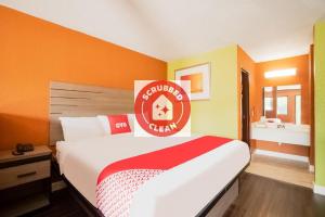 una habitación de hotel con una cama con un cartel. en OYO Hotel Houston N Fm-1960 Champions TX, en Houston
