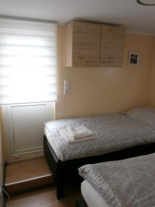 1 Schlafzimmer mit 2 Einzelbetten und einem Fenster in der Unterkunft Sportboot Zander in Bornheim