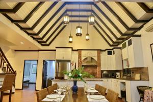 Χώρος καθιστικού στο 6 Bedroom Seaview Villa with Pool