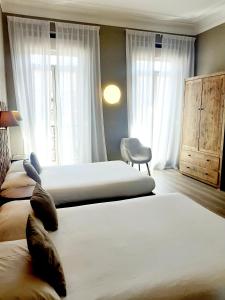Ліжко або ліжка в номері Hôtel La Villa Tosca