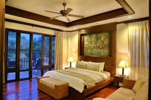 Giường trong phòng chung tại 6 Bedroom Seaview Villa with Pool