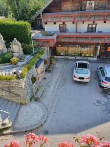 two cars parked in a parking lot in front of a building at Gasthaus Kirchenwirt in Koppl