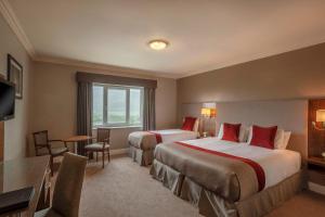 Rúm í herbergi á Carrickdale Hotel & Spa