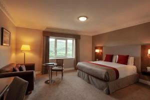 Rúm í herbergi á Carrickdale Hotel & Spa
