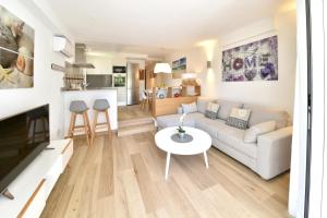 uma sala de estar com um sofá e uma mesa em Apartamento Ferrera Park 615 em Cala Ferrera