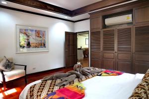 Ένα ή περισσότερα κρεβάτια σε δωμάτιο στο 6 Bedroom Seaview Villa with Pool
