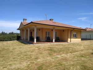 ein kleines gelbes Haus mit einem großen Hof in der Unterkunft CASINA MERI in Pisones