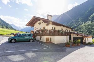 une voiture garée dans un parking en face d'un bâtiment dans l'établissement Ferienhaus Marian, à Neustift im Stubaital