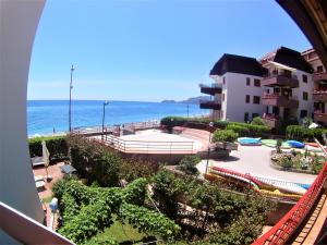 レトイアンニにあるSea Beach Taormina Apartmentsの建物から公園と海の景色を望めます。