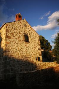 ein Backsteingebäude mit einem Kamin darüber in der Unterkunft Stone House Varoš in Starigrad-Paklenica