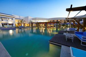 Bazén v ubytování Hotel Mykonos nebo v jeho okolí