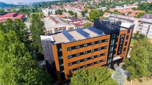 una vista aérea de un edificio en una ciudad en Hotel Salis en Tuzla