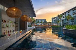een zwembad in een hotel met een resort bij Catalonia Grand Costa Mujeres All Suites & Spa - All Inclusive in Cancun