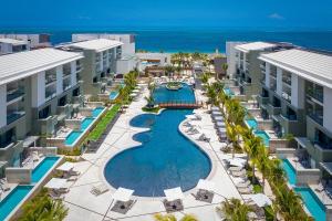 een luchtzicht op een resort met een zwembad bij Catalonia Grand Costa Mujeres All Suites & Spa - All Inclusive in Cancun