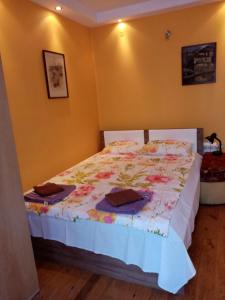 ein Schlafzimmer mit einem Bett in einem Zimmer mit gelben Wänden in der Unterkunft Guest House Prodanov in Sozopol