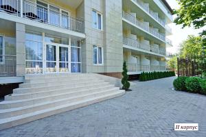 un bâtiment avec des escaliers en face de celui-ci dans l'établissement Hotel Admiral, à Olginka