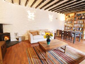 un soggiorno con divano, tavolo e camino di Castle Lodge a Harlech