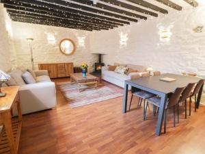 un soggiorno con tavolo e divano di Castle Lodge a Harlech