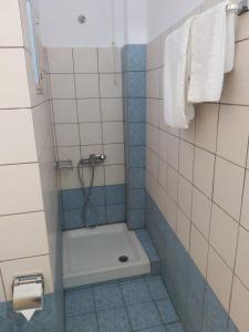 A bathroom at Ξενοδοχείο Acropol