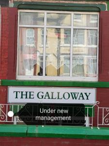 een raam op een rood gebouw met een bord erop bij The Galloway in Blackpool