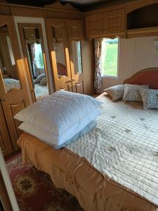 ein Schlafzimmer mit einem großen Bett in einem Fahrzeug in der Unterkunft Domek Holenderski Dzierwany in Wiżajny