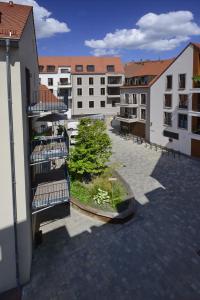 una vista aérea de un patio en un edificio de apartamentos en Pretti Apartments - NEUE moderne Wohnung im Herzen Bambergs - absolut zentral, en Bamberg