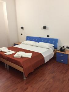 1 dormitorio con 1 cama con 2 toallas en Asselta Hotel, en Cerignola