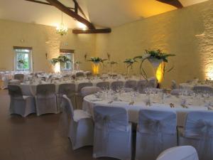 - une salle de banquet avec des tables et des chaises blanches dans l'établissement Château des Monthairons Hôtel Restaurant GastroMaison Spa privatif, à Les Monthairons