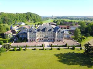 una vista aérea de una gran casa en un campo verde en Château des Monthairons Hôtel Restaurant GastroMaison Spa privatif, en Les Monthairons