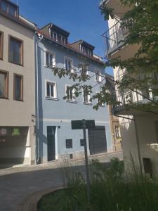 a street sign in front of a building at Pretti Apartments - NEUES modern eingerichtetes Apartment - mitten im Stadtzentrum in Bamberg