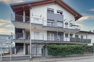 ローにあるCasa da Suite Starのバルコニー付き白い建物