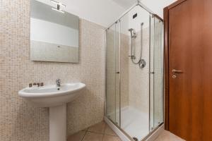 ローにあるCasa da Suite Starの洗面台とガラスのシャワーを備えたバスルーム +7枚の写真