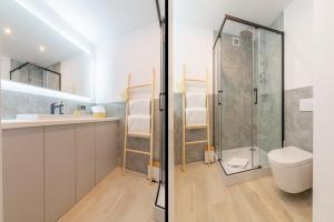 ワルシャワにあるW Rent like home - Hoza 36のバスルーム(シャワー、トイレ、シンク付)