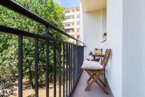 balcone con tavolo e sedie. di Rent like home - Pawia 36 a Varsavia