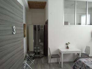 Mary Affittacamere في كوميزو: غرفة نوم بسرير ومكتب وطاولة