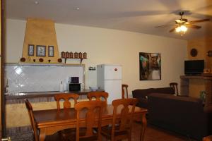 Il comprend une cuisine et un salon avec une table et des chaises. dans l'établissement CASA RURAL BUENA VENTURA, à Villanueva de los Infantes