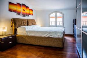 a bedroom with a bed and a window at STUPENDA MANSARDA CENTRALISSIMA, finiture di lusso in Carrara